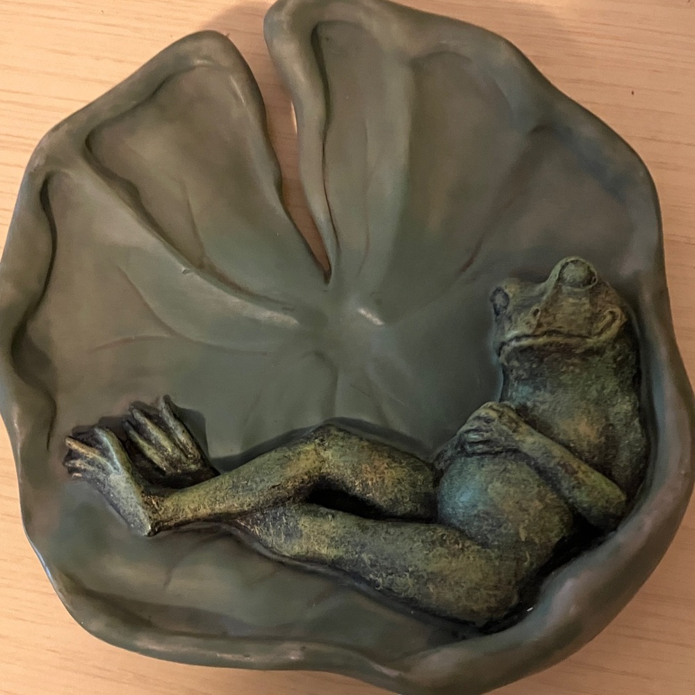 Green Frog Reclining on Lily Pad Wall Hook - Picture 3 of 6